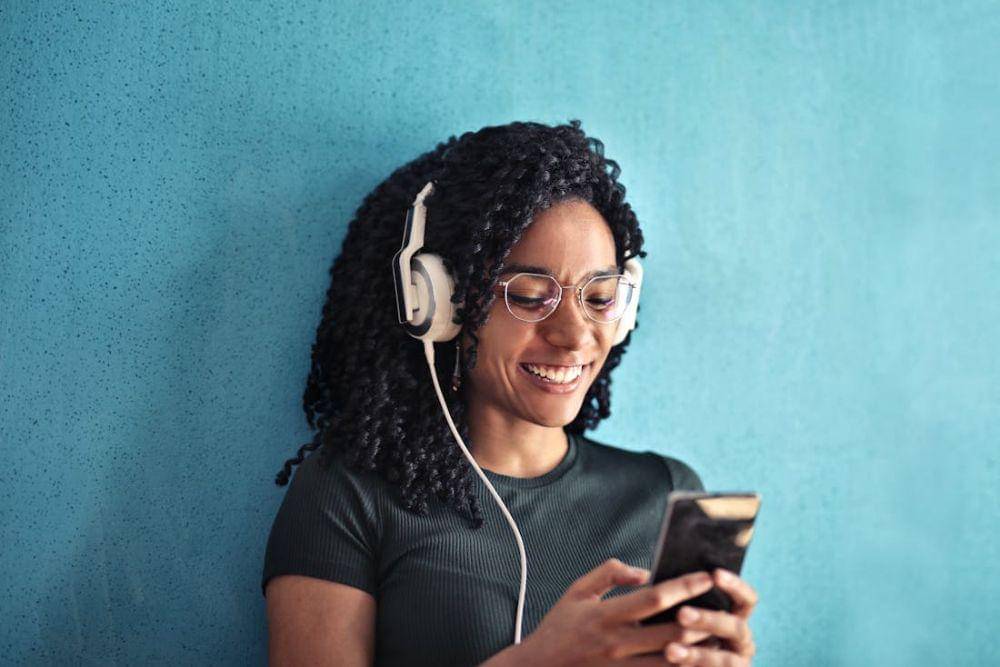 Mendengarkan musik melalui headphone