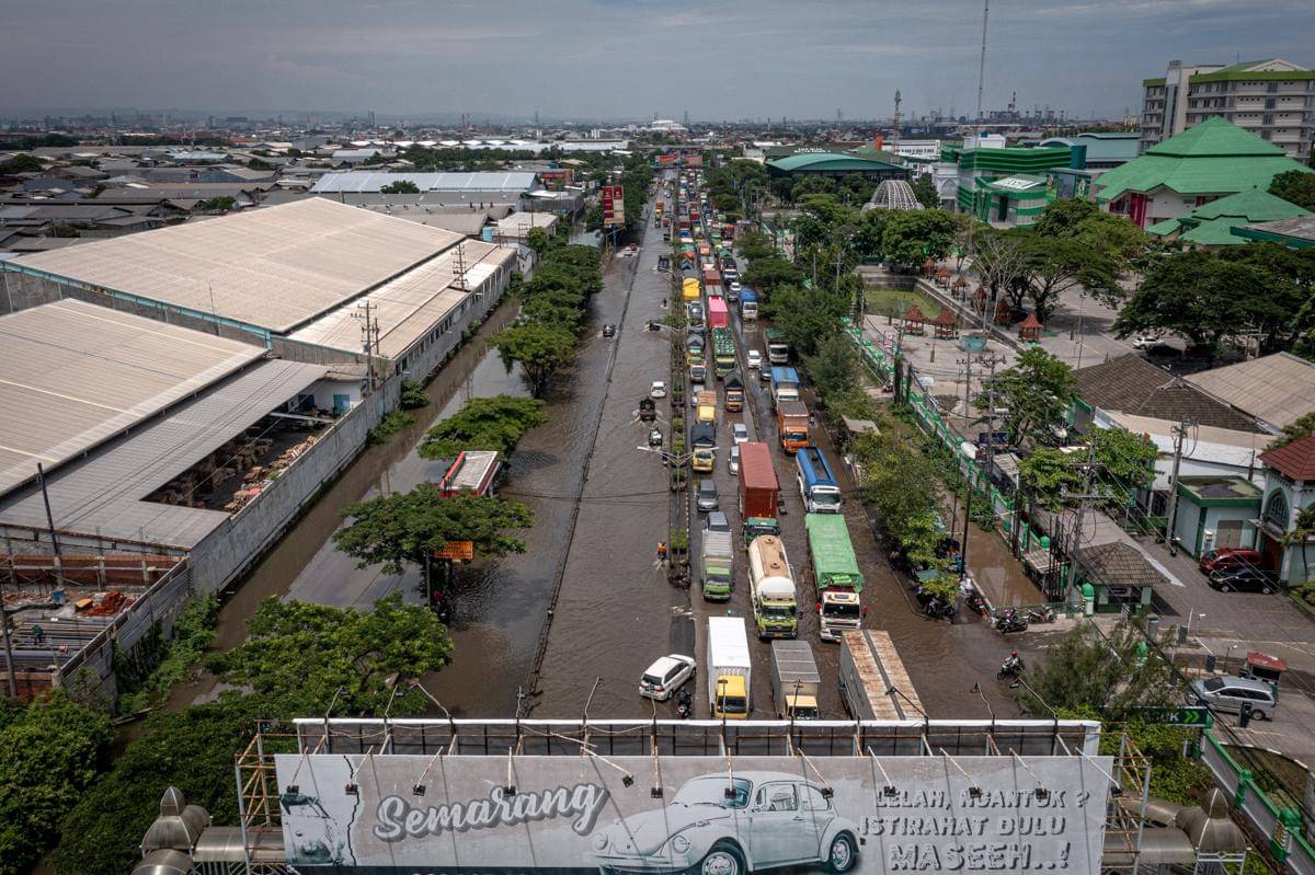Foto udara sejumlah kendaraan melaju perlahan melewati banjir di jalur utama pantura Semarang-Surabaya, Jalan Kaligawe Raya, Semarang, Jawa Tengah, Rabu (22/10/2025). (ANTARA FOTO/Aji Styawan)