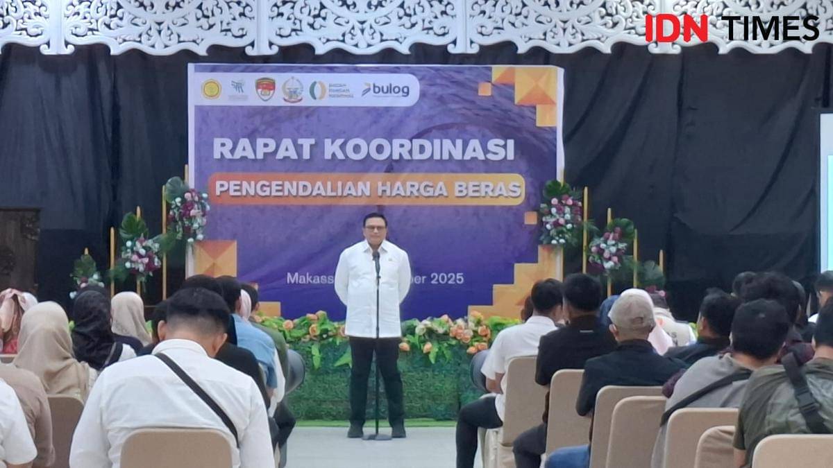 Direktur Pengawasan Penerapan Standar Keamanan dan Mutu Pangan (Bapanas) Brigjen Pol Hermawan saat Rapat Koordinasi (Rakor) Pengendalian Harga Beras di Gedung Baruga Lappo Ase, Jalan AP Pettarani, Makassar, Rabu (22/10/2025). IDN Times/Darsil Yahya