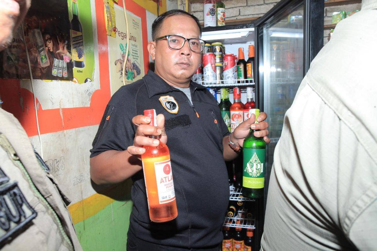 Satpol PP Tangsel Razia Miras di Tiga Kecamatan, 478 Botol Disita