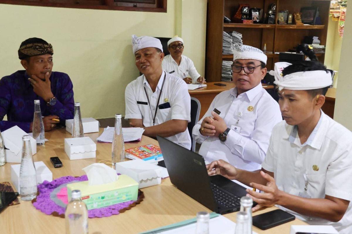 Rapat kerja anggota dewan dan Dinas Pendidikan Klungkung.