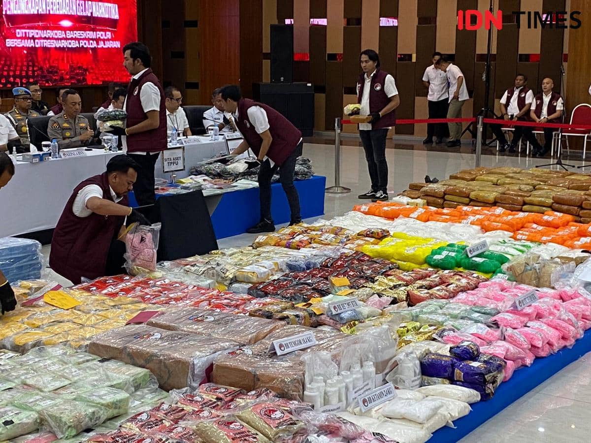Barang bukti kasus narkoba yang diungkap Bareskrim Polri periode Januari-Oktober 2025. (IDN Times/Irfan Fathurohman)