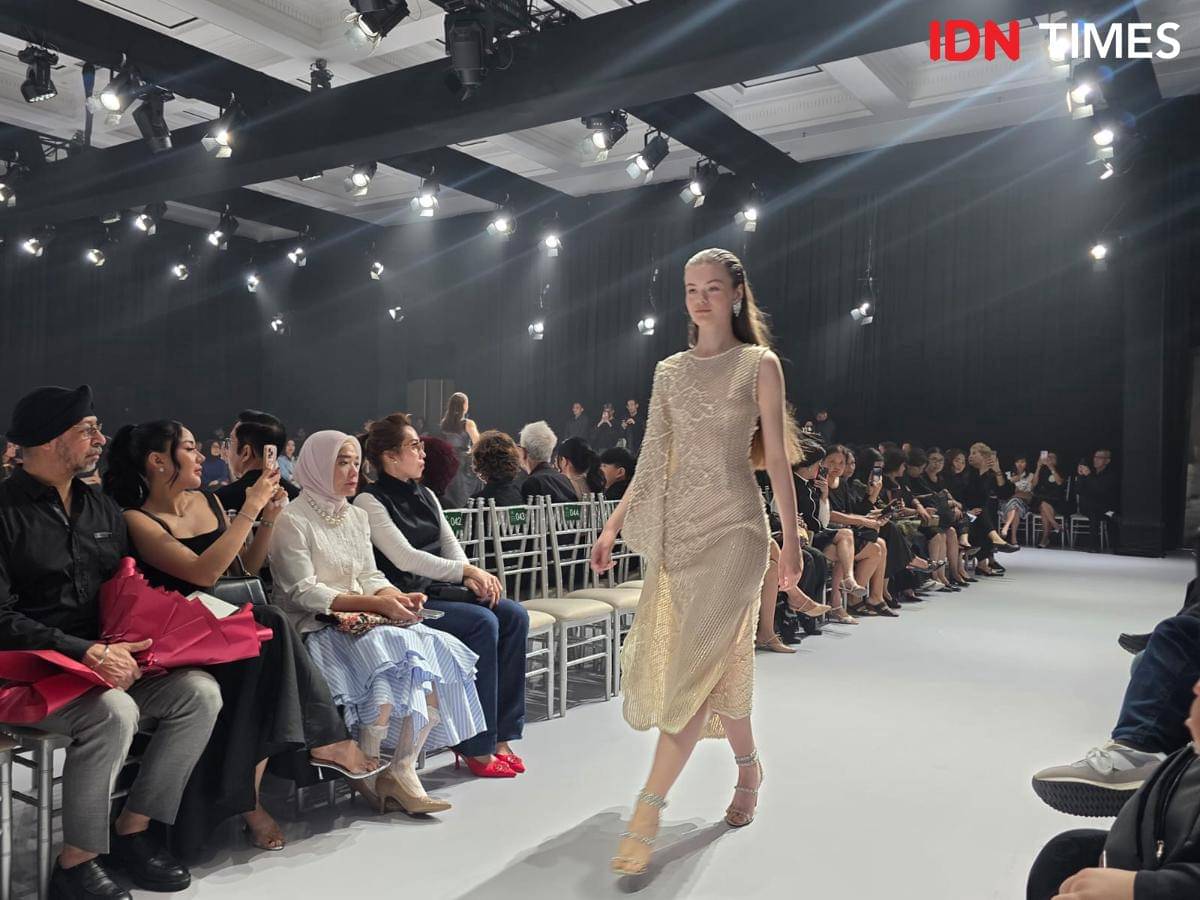 LOUVELL, koleksi Ready-to-Wear Deluxe 2025/2026 Liliana Lim yang ditampilkan dalam Langham Fashion Soiree 2025. 21 Oktober 2025. (IDN Times/M. Tarmizi Murdianto)