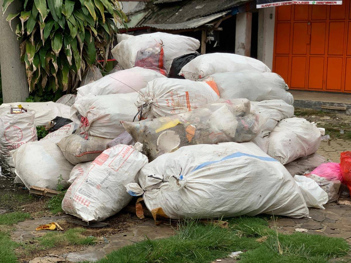 Tumpukan sampah di Terminal Ciboleger, akses masuk ke desa warga adat Baduy