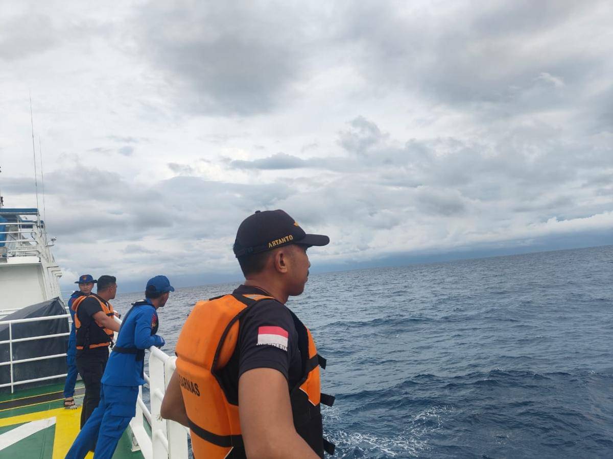Operasi pencarian kapal ambulans yang hilang kontak di perairan Selat Makassar, Kabupaten Pangkep, Sulawesi Selatan (Sulsel), Selasa (21/10/2025) siang/Basarnas Makassar