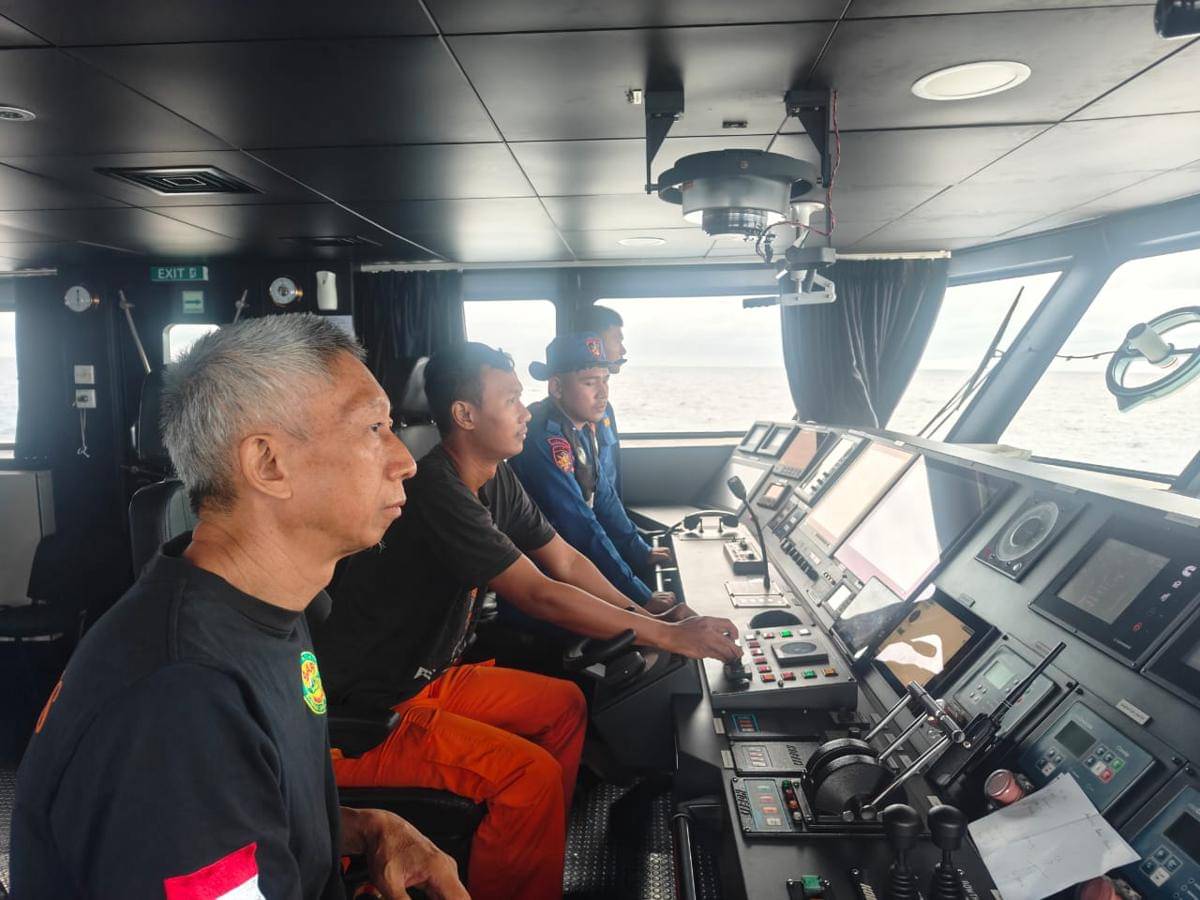 Operasi pencarian kapal ambulans yang hilang kontak di perairan Selat Makassar, Kabupaten Pangkep, Sulawesi Selatan (Sulsel), Selasa (21/10/2025) siang/Basarnas Makassar
