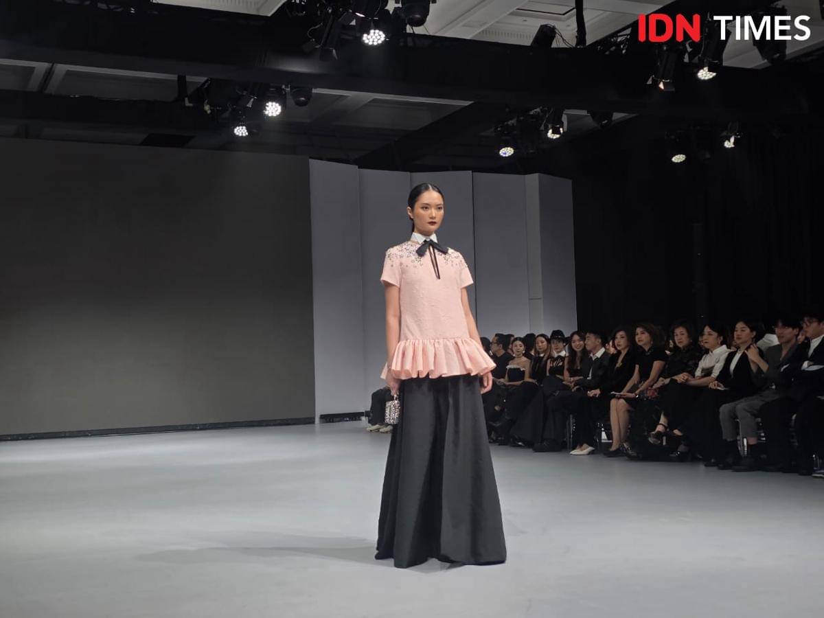 EQUILIBRIUM dari SebastianRed, koleksi terbaru Sebastian Gunawan dan Cristina Panarese yang ditampilkan di Langham Fashion Soiree 2025. 21 Oktober 2025. (IDN Times/M. Tarmizi Murdianto)