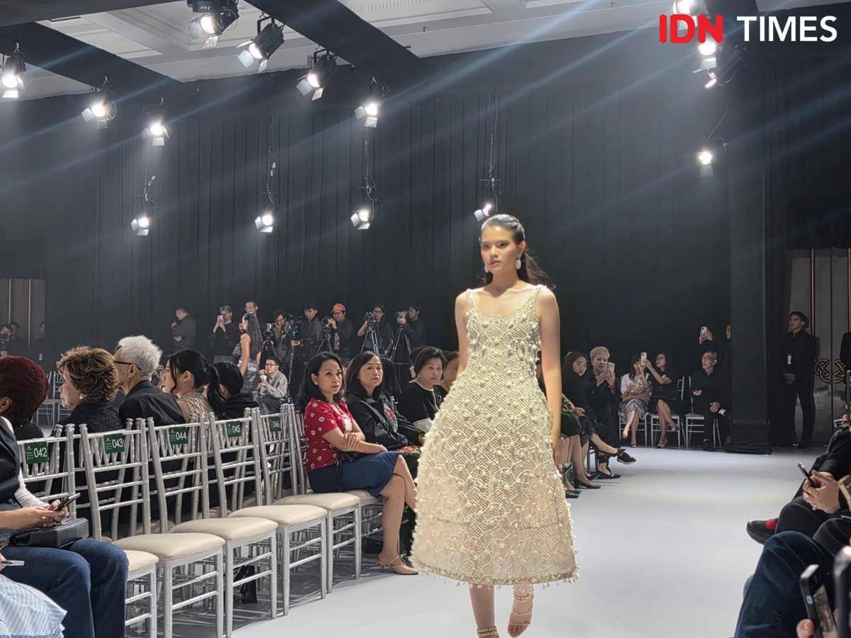 LOUVELL, koleksi Ready-to-Wear Deluxe 2025/2026 Liliana Lim yang ditampilkan dalam Langham Fashion Soiree 2025. 21 Oktober 2025. (IDN Times/M. Tarmizi Murdianto)