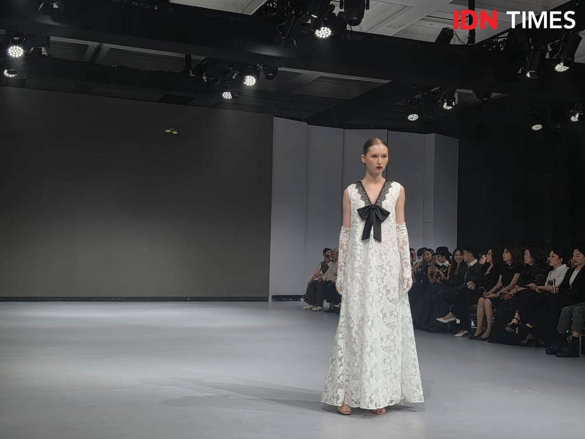 EQUILIBRIUM dari SebastianRed, koleksi terbaru Sebastian Gunawan dan Cristina Panarese yang ditampilkan di Langham Fashion Soiree 2025. 21 Oktober 2025. (IDN Times/M. Tarmizi Murdianto)