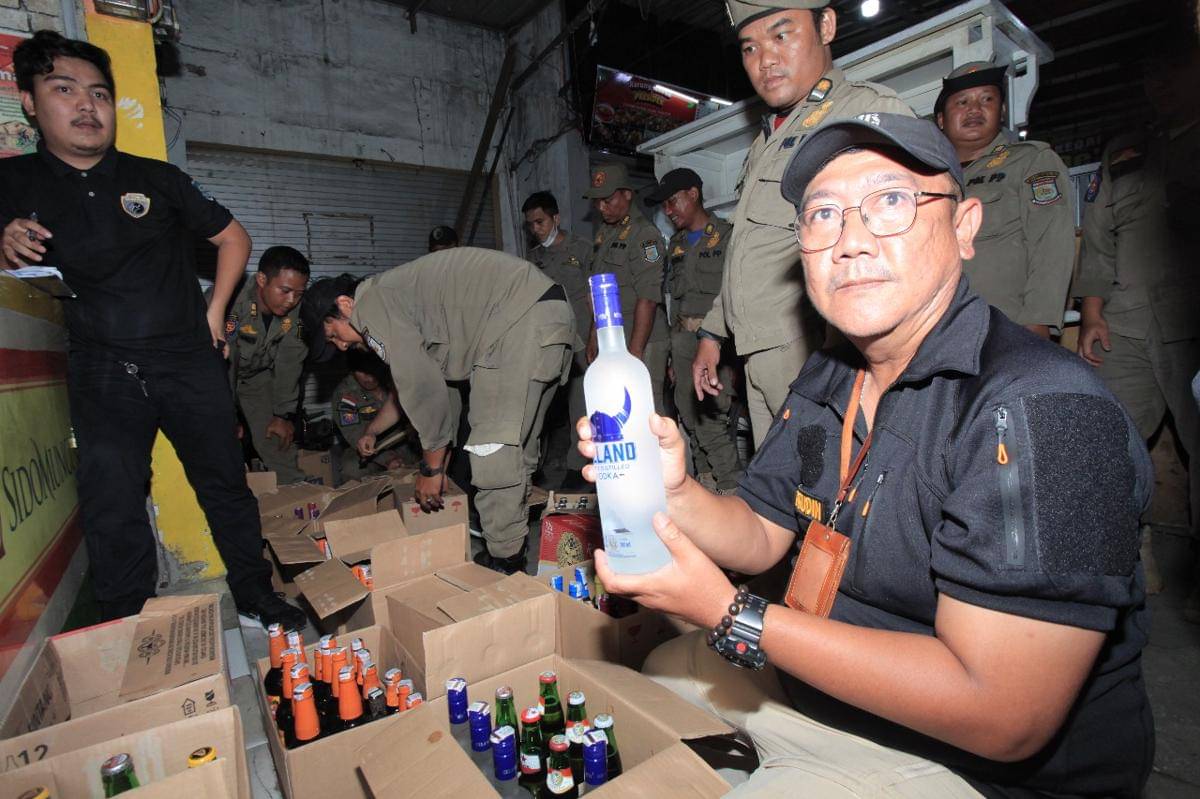 Satpol PP Tangsel Razia Miras di Tiga Kecamatan, 478 Botol Disita