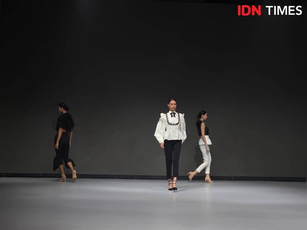 EQUILIBRIUM dari SebastianRed, koleksi terbaru Sebastian Gunawan dan Cristina Panarese yang ditampilkan di Langham Fashion Soiree 2025. 21 Oktober 2025. (IDN Times/M. Tarmizi Murdianto)
