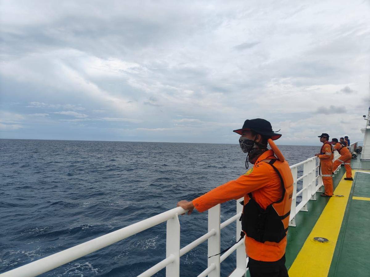 Operasi pencarian kapal ambulans yang hilang kontak di perairan Selat Makassar, Kabupaten Pangkep, Sulawesi Selatan (Sulsel), Selasa (21/10/2025) siang/Basarnas Makassar