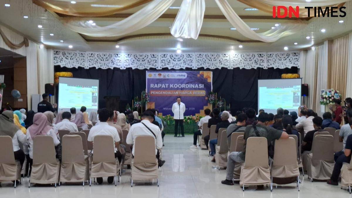 Direktur Pengawasan Penerapan Standar Keamanan dan Mutu Pangan (Bapanas) Brigjen Pol Hermawan saat Rapat Koordinasi (Rakor) Pengendalian Harga Beras di Gedung Baruga Lappo Ase, Jalan AP Pettarani, Makassar, Rabu (22/10/2025). IDN Times/Darsil Yahya