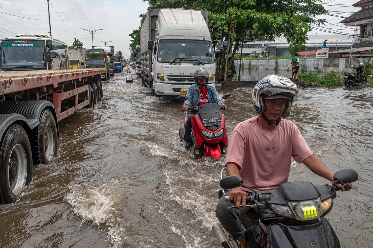 Foto udara sejumlah kendaraan melaju perlahan melewati banjir di jalur utama pantura Semarang-Surabaya, Jalan Kaligawe Raya, Semarang, Jawa Tengah, Rabu (22/10/2025). (ANTARA FOTO/Aji Styawan)