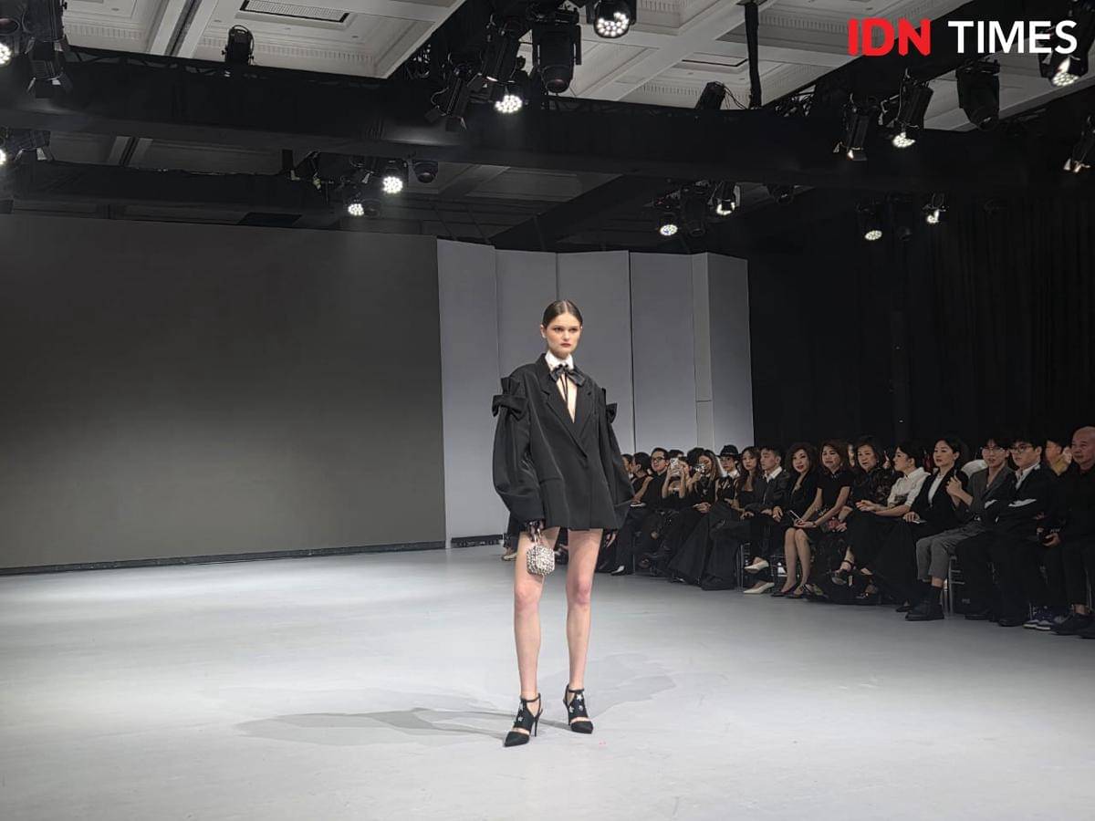 EQUILIBRIUM dari SebastianRed, koleksi terbaru Sebastian Gunawan dan Cristina Panarese yang ditampilkan di Langham Fashion Soiree 2025. 21 Oktober 2025. (IDN Times/M. Tarmizi Murdianto)