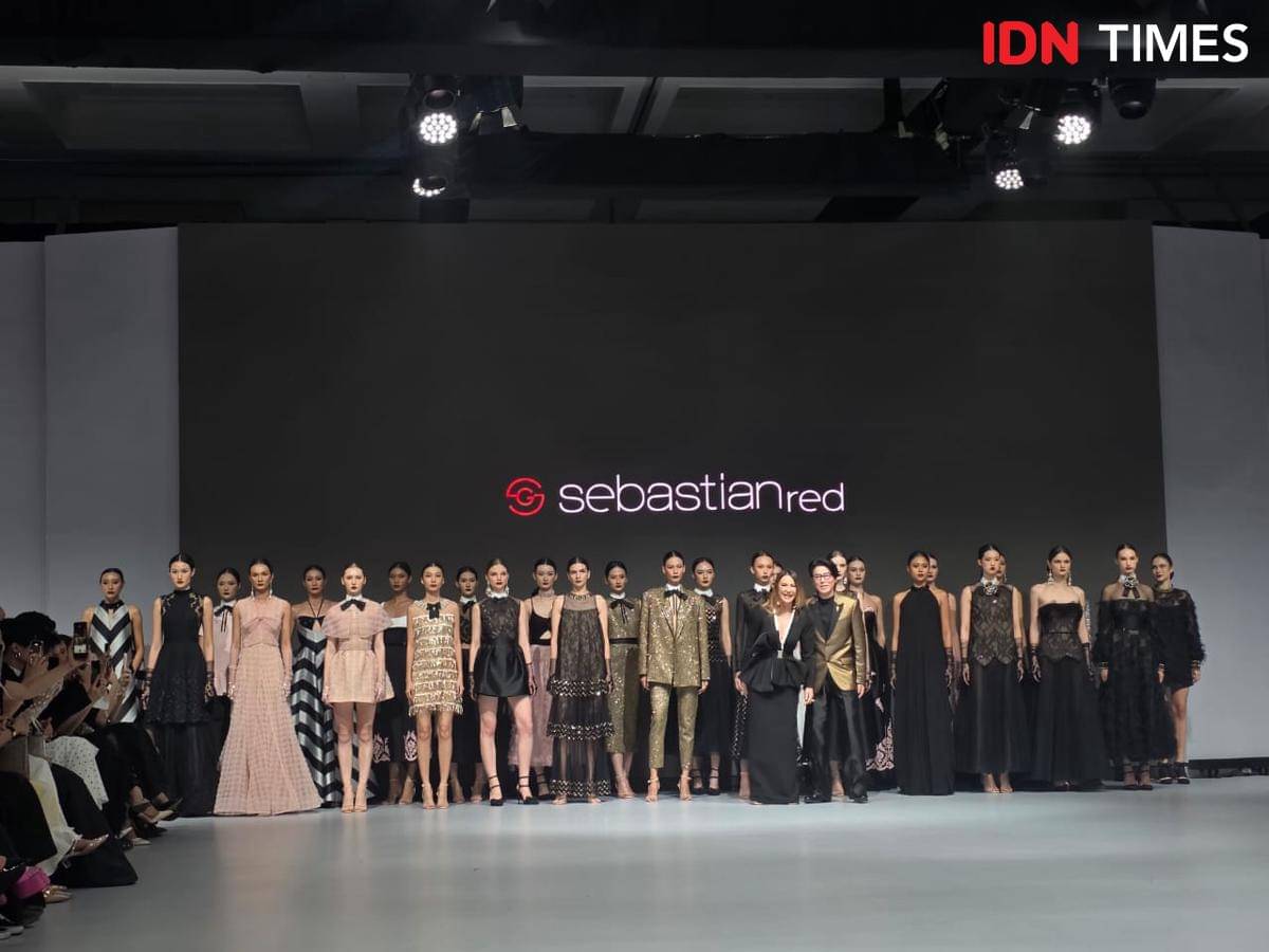 EQUILIBRIUM dari SebastianRed, koleksi terbaru Sebastian Gunawan dan Cristina Panarese yang ditampilkan di Langham Fashion Soiree 2025. 21 Oktober 2025. (IDN Times/M. Tarmizi Murdianto)