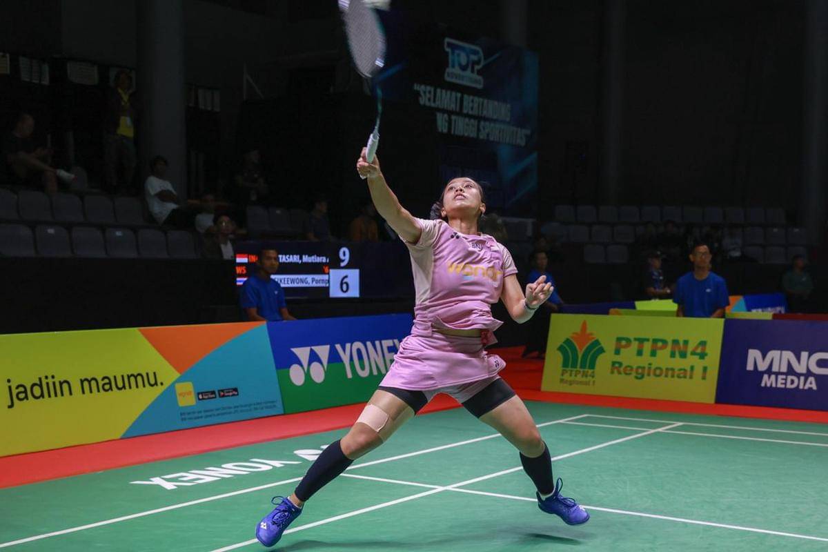 Pebulutangkis muda Indonesia Mutiara Ayu Puspitasari saat berlaga di Indonesia Masters BWF Super 100 di GOR PBSI Sumut, Rabu (22/10/2025) (dok.PBSI)