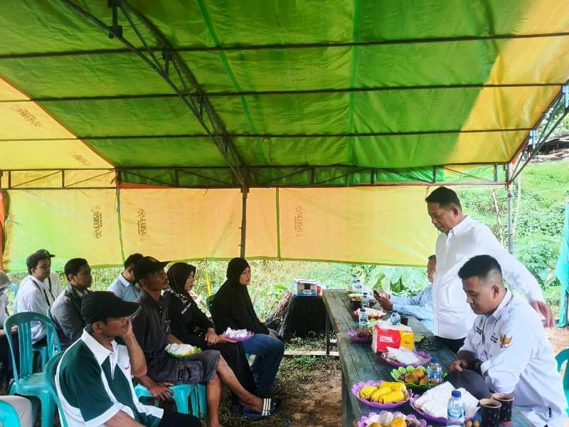 Deputi Otorita IKN Alimuddin saat berikan arahan kepada warga penerima bantuan