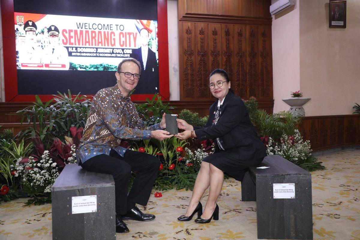 dubes inggris, wali kota