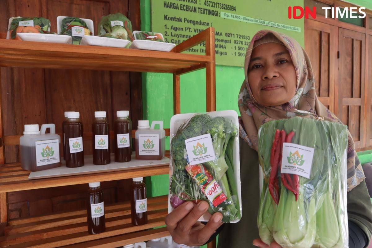 Martuti menunjukkan hasil produksi bernilai ekonomis dari Sekolah Tani Rakyat Pandawa Patra. (IDN Times/Larasati Rey)
