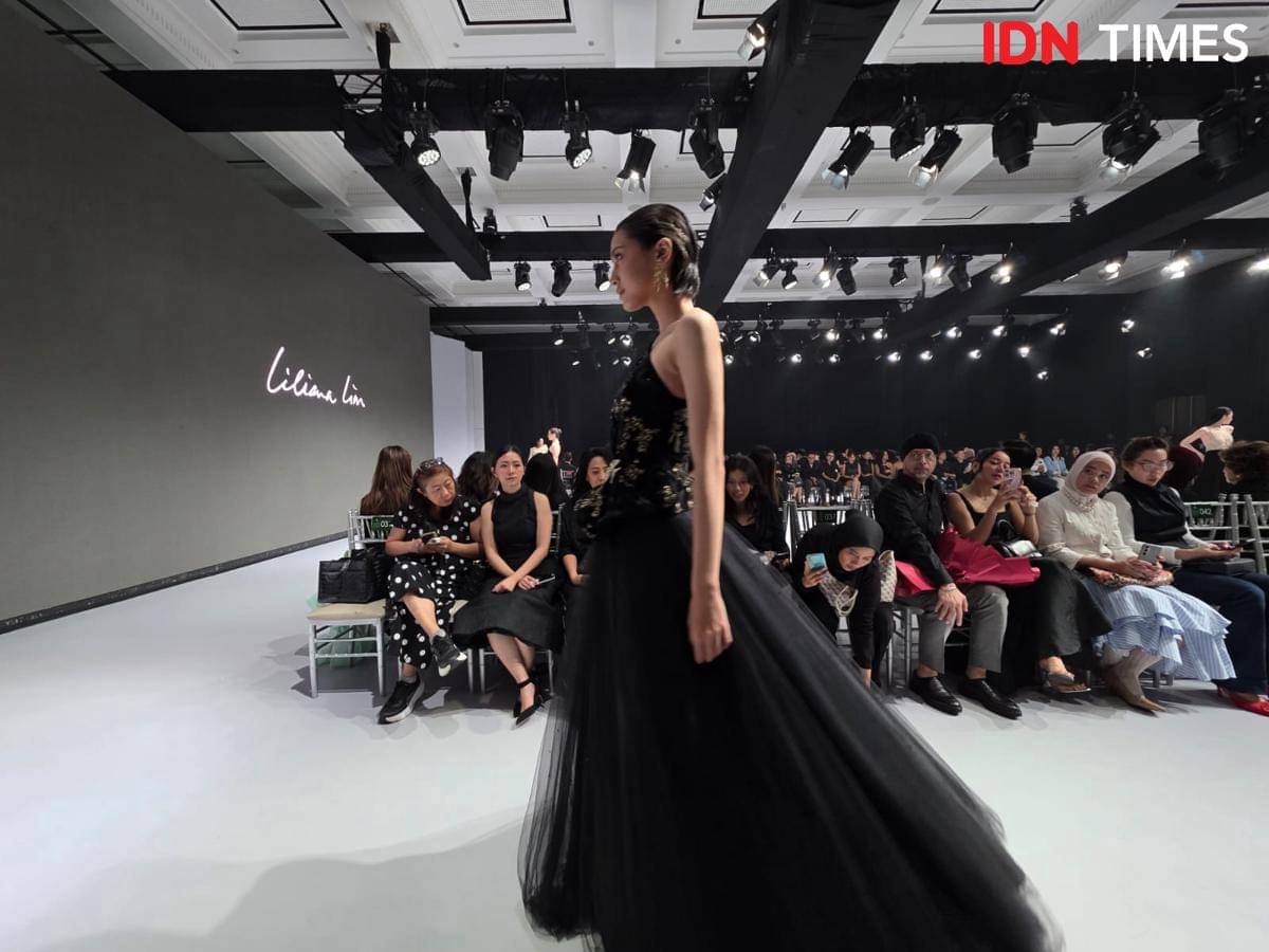 LOUVELL, koleksi Ready-to-Wear Deluxe 2025/2026 Liliana Lim yang ditampilkan dalam Langham Fashion Soiree 2025. 21 Oktober 2025. (IDN Times/M. Tarmizi Murdianto)