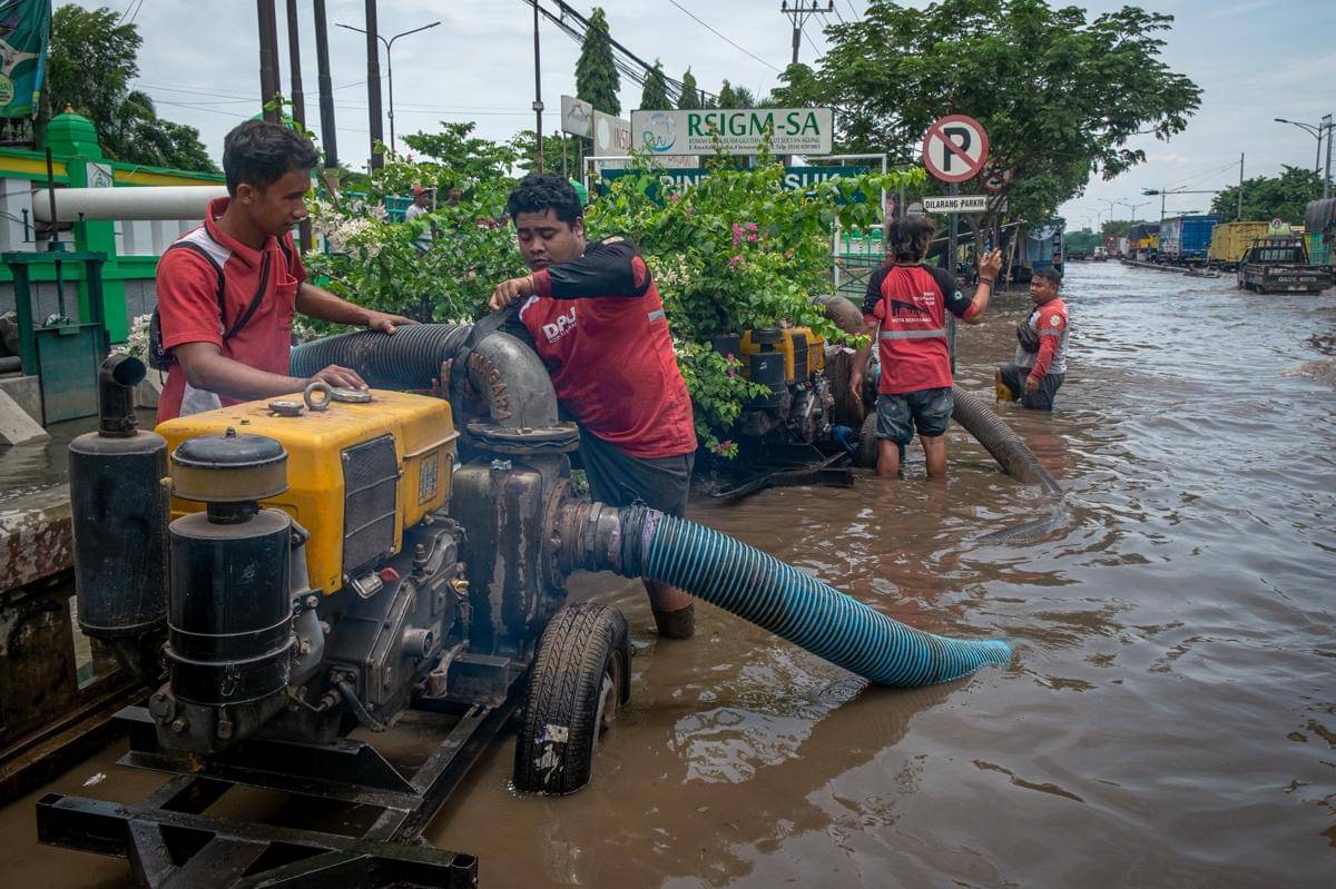 Sejumlah petugas Dinas Pekerjaan Umum (DPU) Kota Semarang mengoperasikan mesin pompa air untuk menanggulangi banjir yang menggenangi jalur utama pantura Semarang-Surabaya di Jalan Kaligawe Raya, Semarang, Jawa Tengah, Rabu (22/10/2025). (ANTARA FOTO/Aji Styawan)