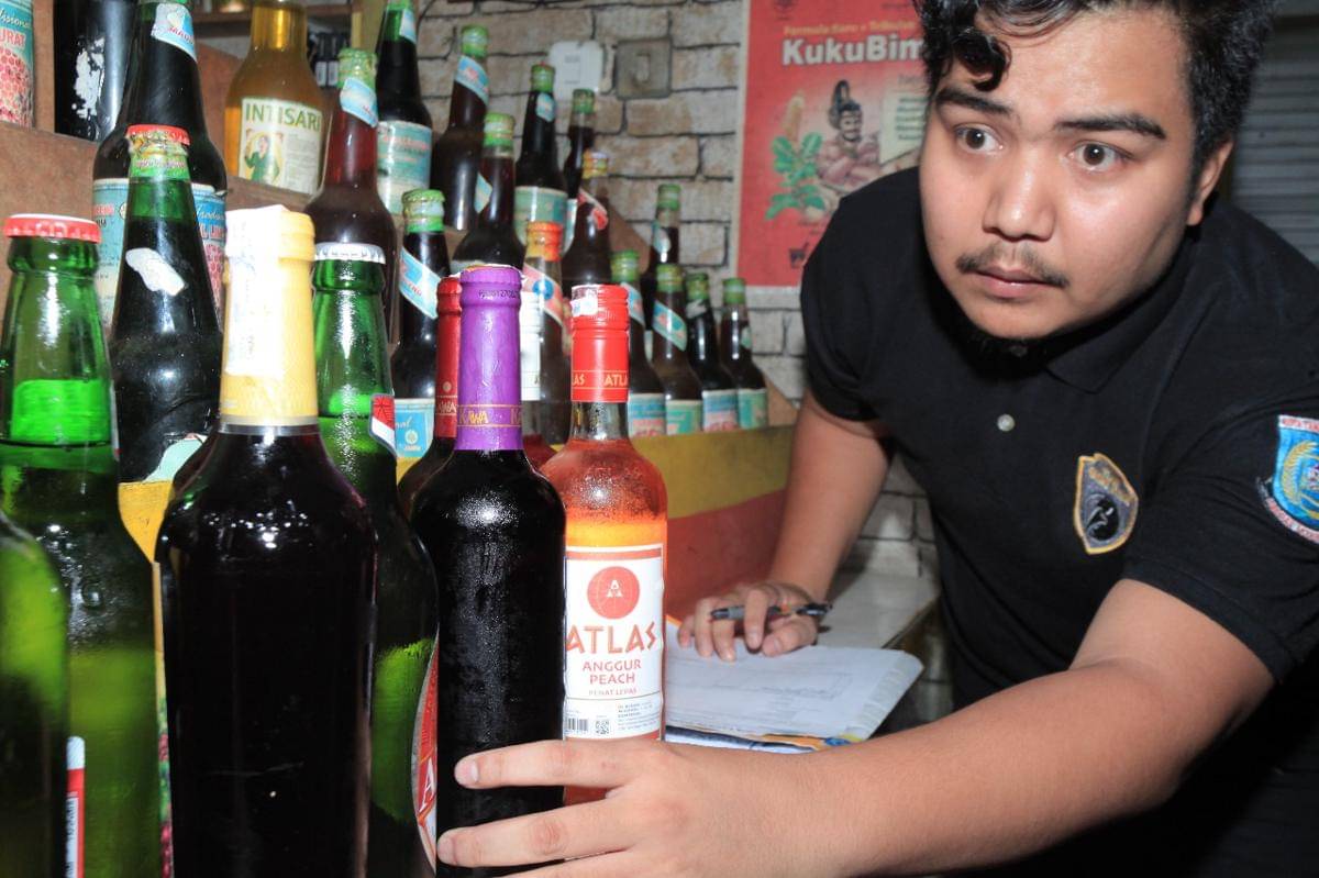 Satpol PP Tangsel Razia Miras di Tiga Kecamatan, 478 Botol Disita