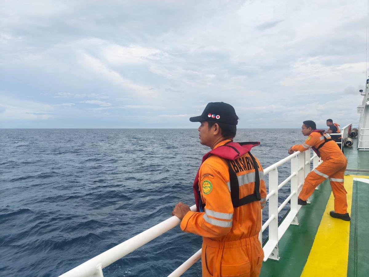 Operasi pencarian kapal ambulans yang hilang kontak di perairan Selat Makassar, Kabupaten Pangkep, Sulawesi Selatan (Sulsel), Selasa (21/10/2025) siang/Basarnas Makassar
