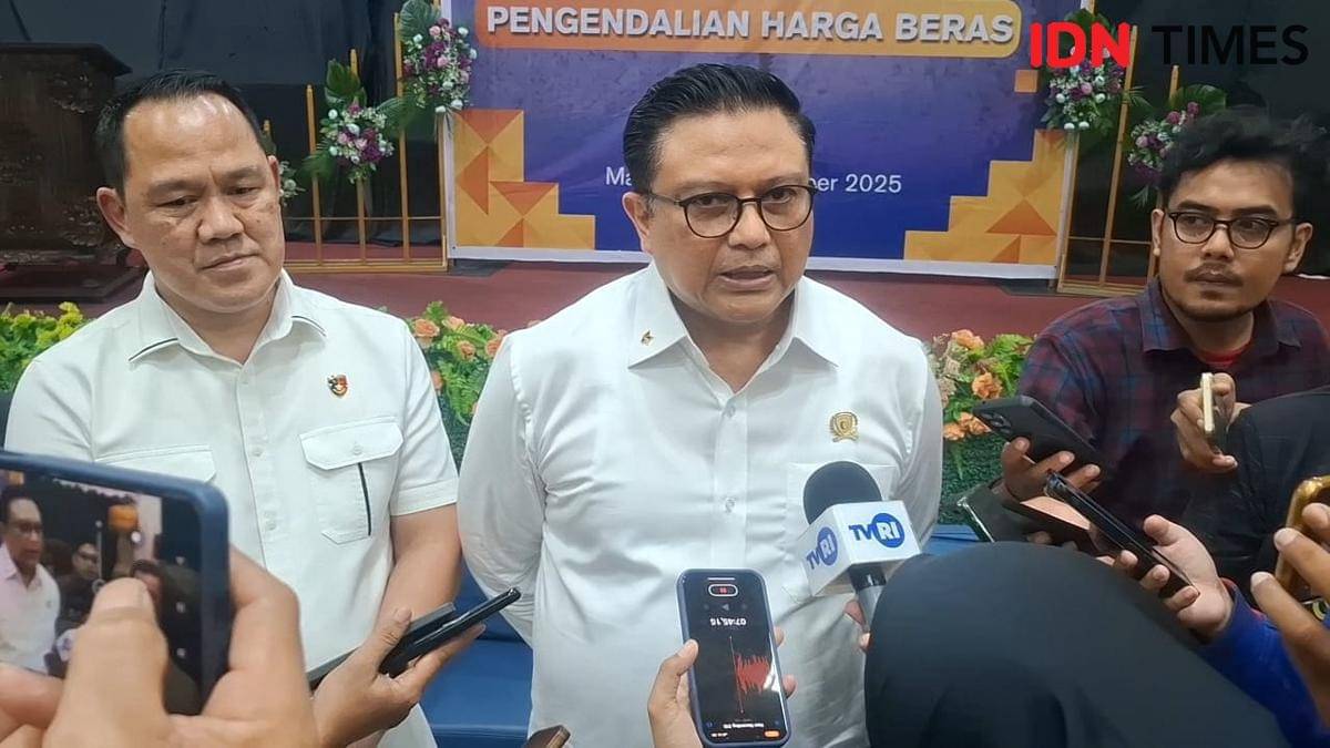 Direktur Pengawasan Penerapan Standar Keamanan dan Mutu Pangan (Bapanas) Brigjen Pol Hermawan saat Rapat Koordinasi (Rakor) Pengendalian Harga Beras di Gedung Baruga Lappo Ase, Jalan AP Pettarani, Makassar, Rabu (22/10/2025). IDN Times/Darsil Yahya