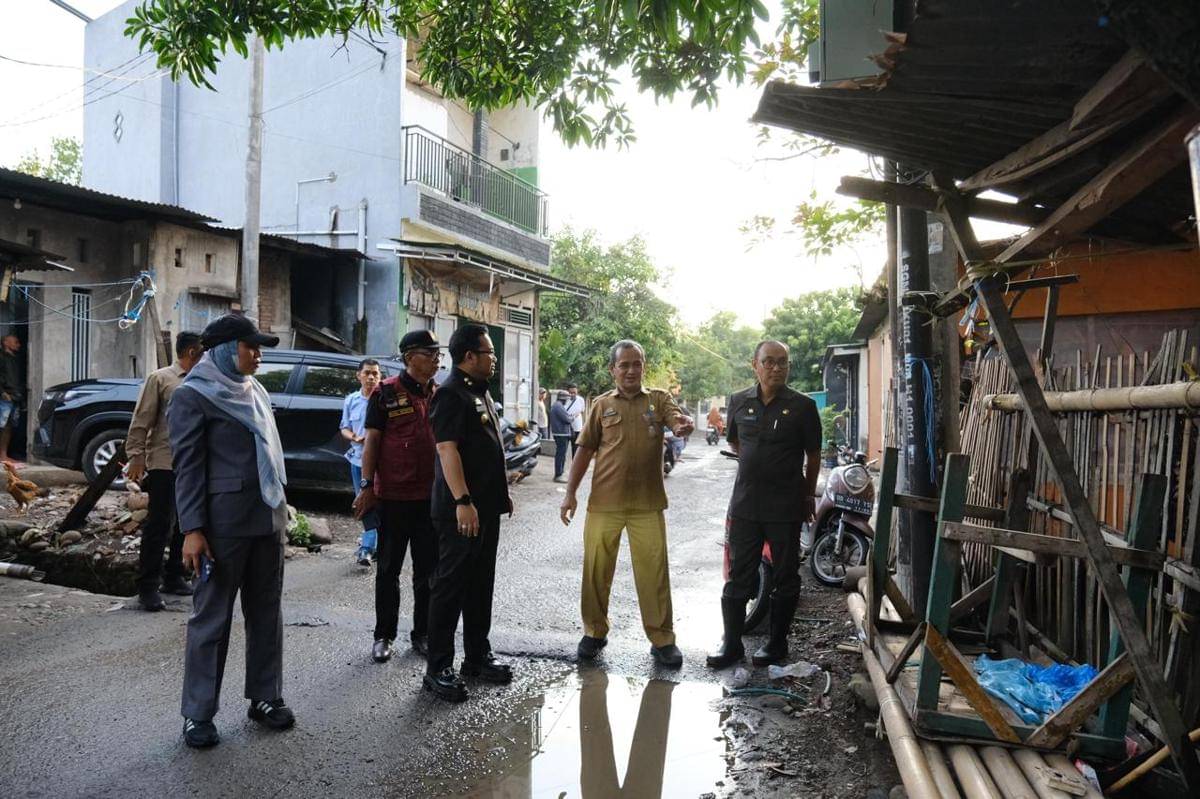 Wakil Bupati Gowa Darmawangsyah Muin meninjau kondisi drainase di Jalan Bate Salapang, Kelurahan Bonto-Bontoa, Kecamatan Somba Opu, Selasa (21/10/2025). (Humas Pemkab Gowa) 