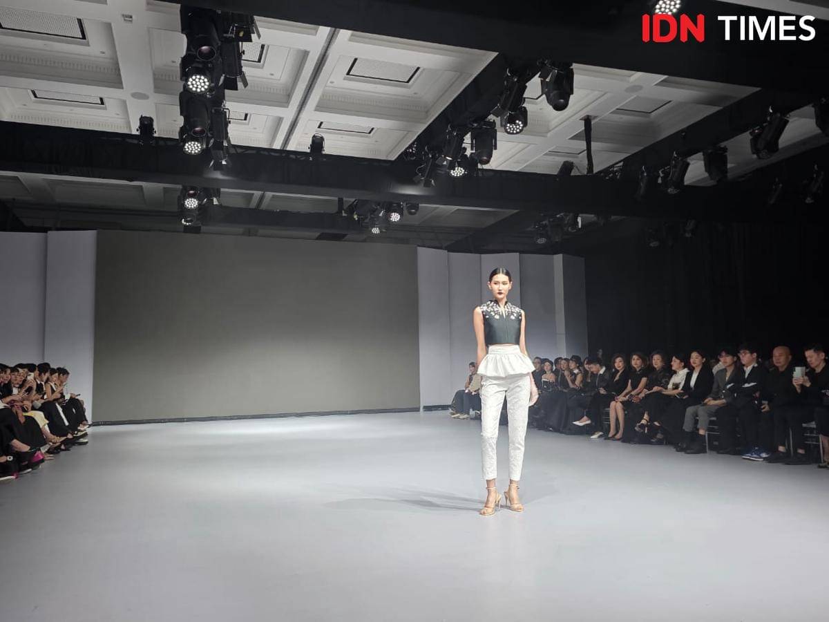 EQUILIBRIUM dari SebastianRed, koleksi terbaru Sebastian Gunawan dan Cristina Panarese yang ditampilkan di Langham Fashion Soiree 2025. 21 Oktober 2025. (IDN Times/M. Tarmizi Murdianto)
