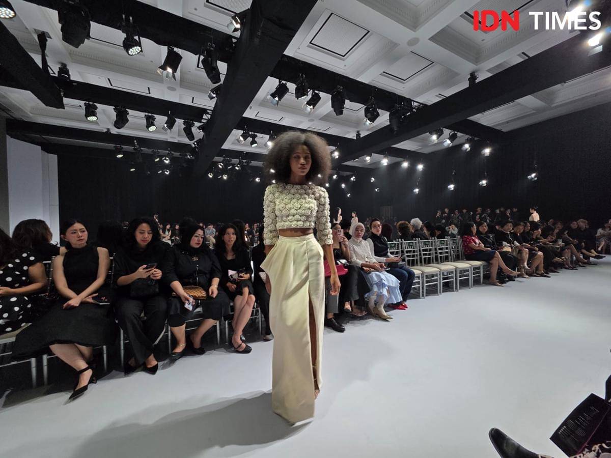 LOUVELL, koleksi Ready-to-Wear Deluxe 2025/2026 Liliana Lim yang ditampilkan dalam Langham Fashion Soiree 2025. 21 Oktober 2025. (IDN Times/M. Tarmizi Murdianto)