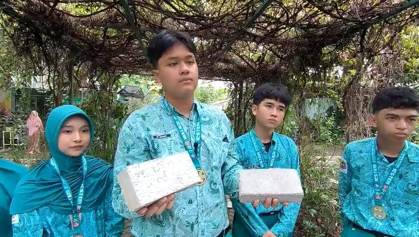 Tim riset SMA Shafiyyatul Amaliyyah Medan yang menang riset (IDN Times/Eko Agus Herianto)