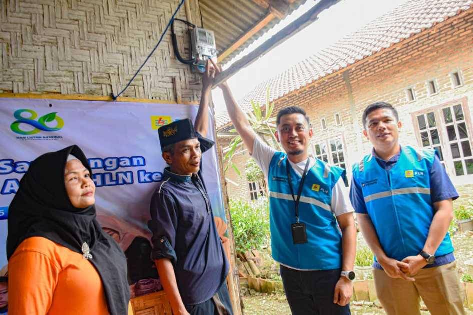 PT PLN (Persero) Unit Pelaksana Pelayanan Pelanggan (UP3) Kota Metro Menggelar Penyalaan Serentak Program “Light Up The Dream”,  di Tejo Agung