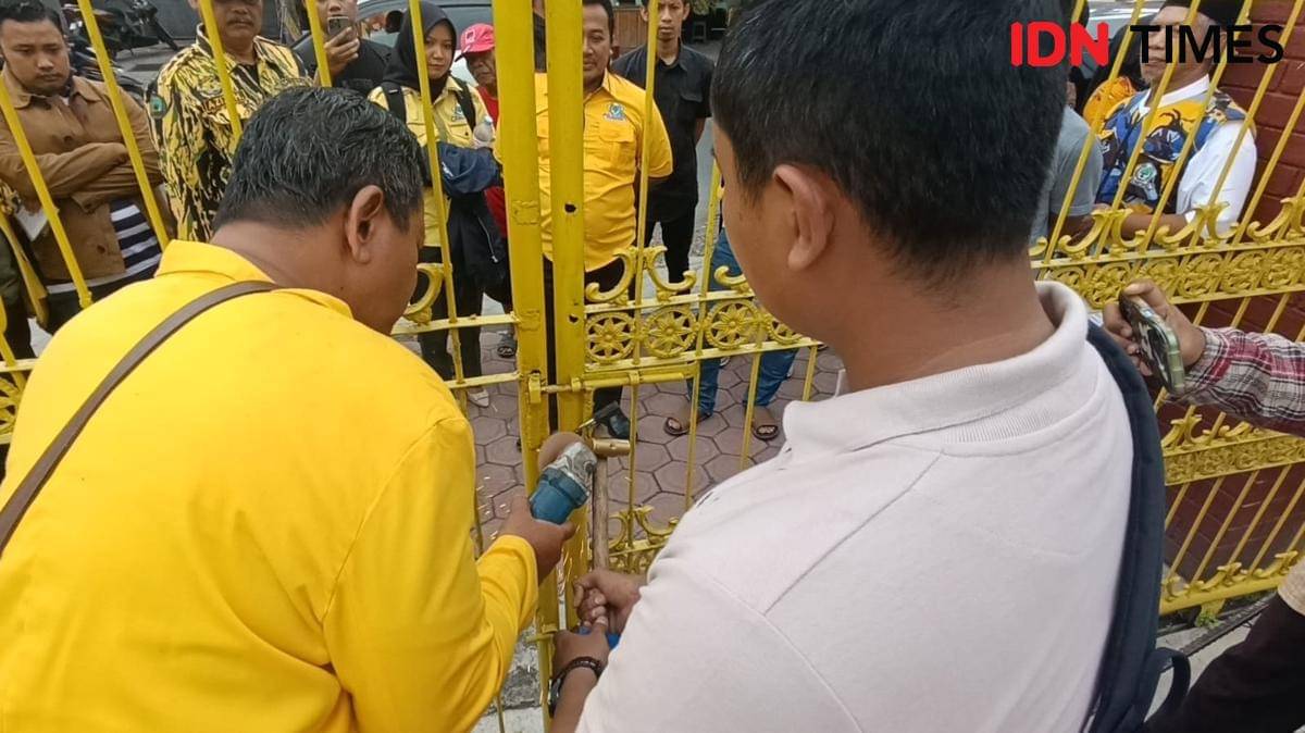 Pengurus DPD Golkar Tulungagung memotong gembok dengan gerinda. IDN Times/ Bramanta Pamungkas