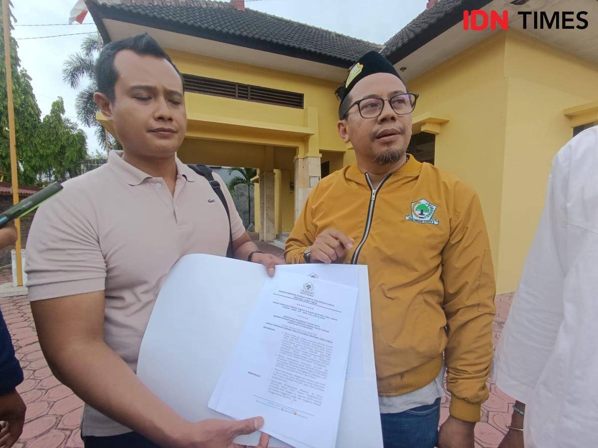 Pengurus DPD Golkar Tulungagung menunjukkan SK penunjukkan sebagai Plt. IDN Times/Bramanta Pamungkas