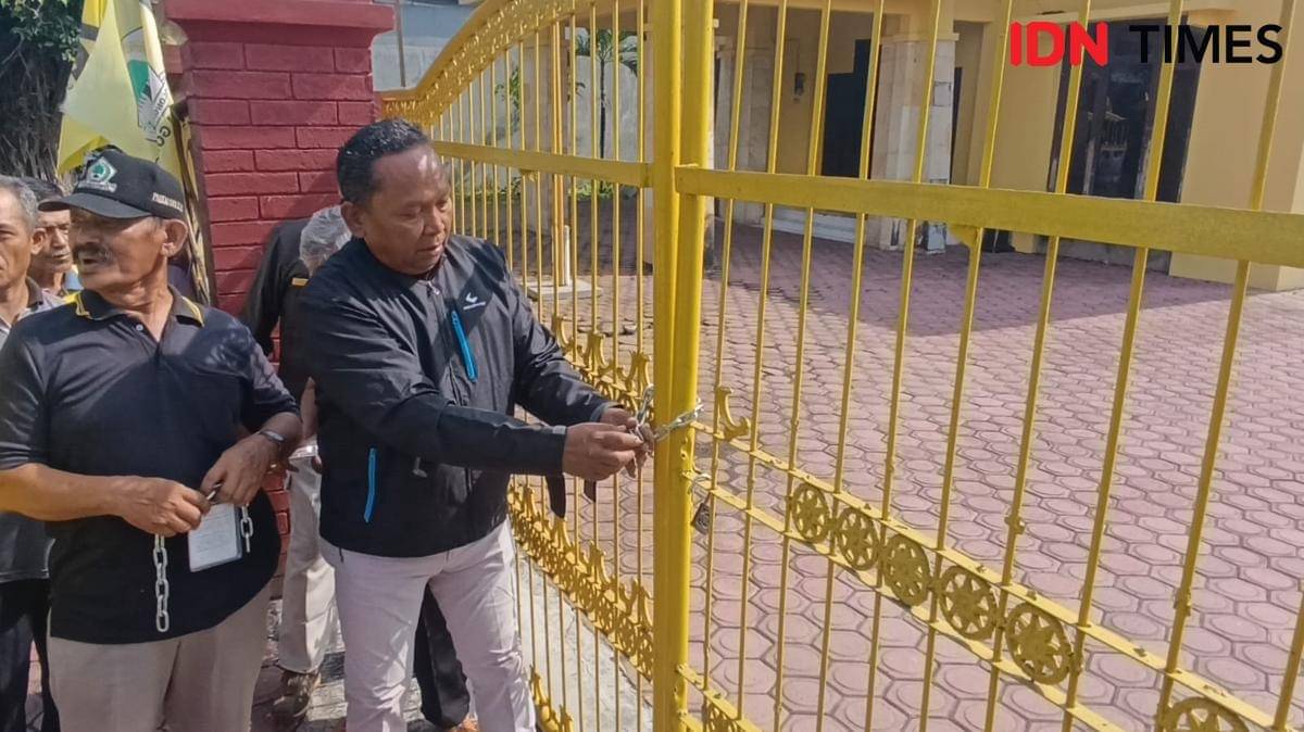 kader Golkar Tulungagung segel pagar kantor DPD. IDN Times/Bramanta Pamungkas