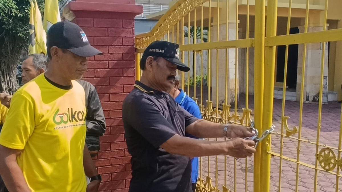 kader Golkar Tulungagung segel pagar kantor DPD. IDN Times/Bramanta Pamungkas