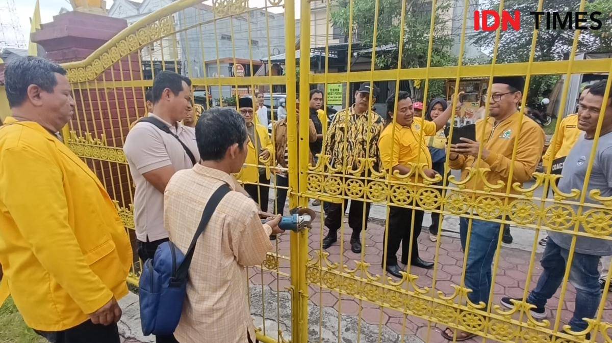 Pengurus DPD Golkar Tulungagung memotong gembok dengan gerinda. IDN Times/ Bramanta Pamungkas