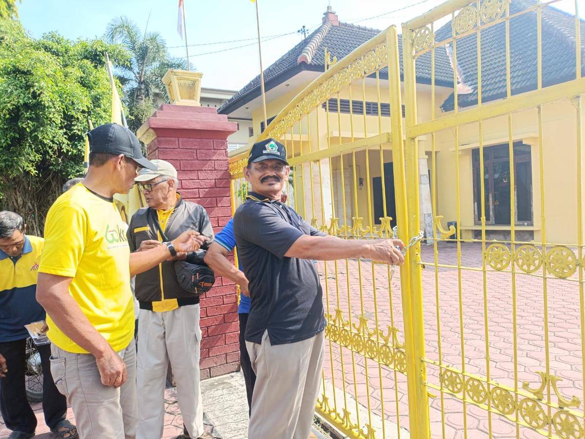 kader Golkar Tulungagung segel pagar kantor DPD. IDN Times/Bramanta Pamungkas
