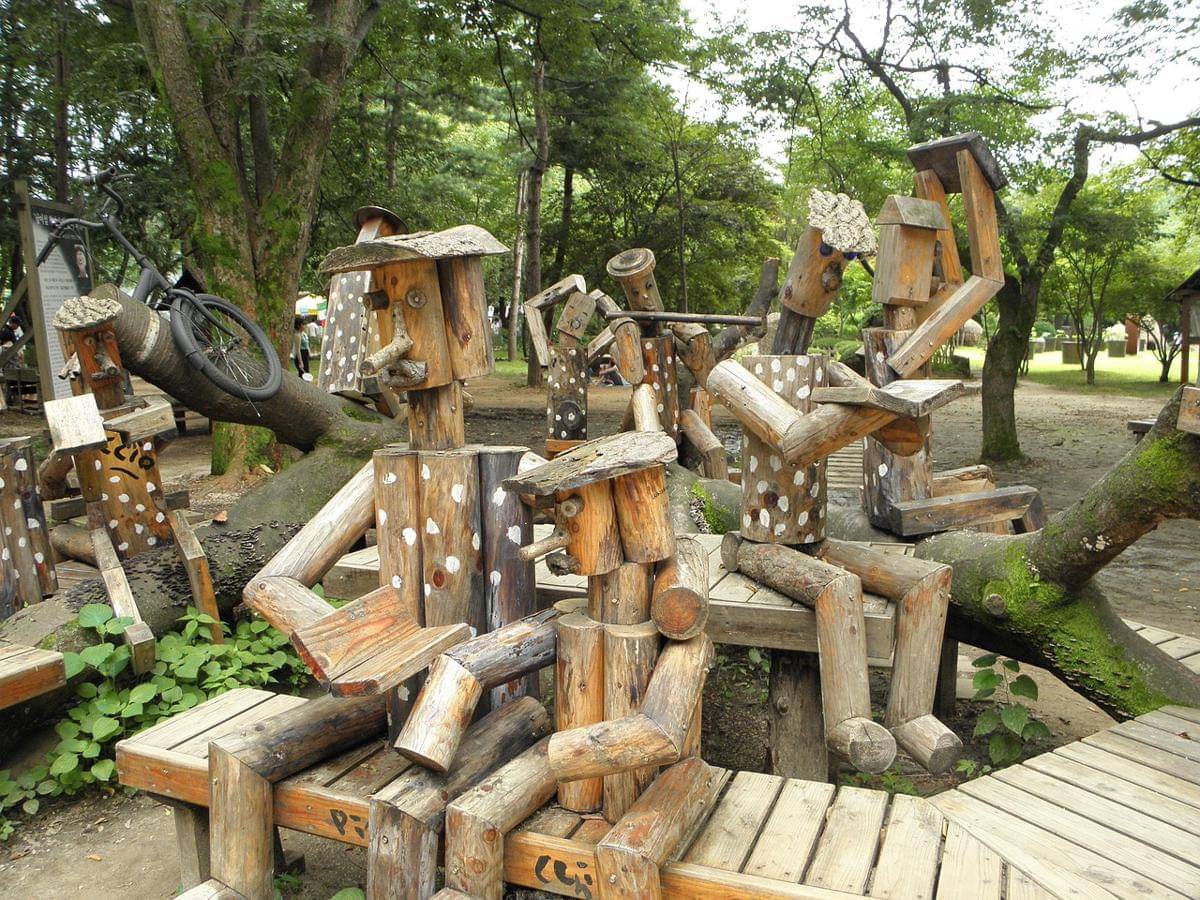 Potret patung-patung kayu di Nami Island