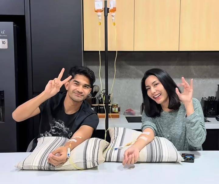 potret Tyas Mirasih umrah pertama kali bersama suami