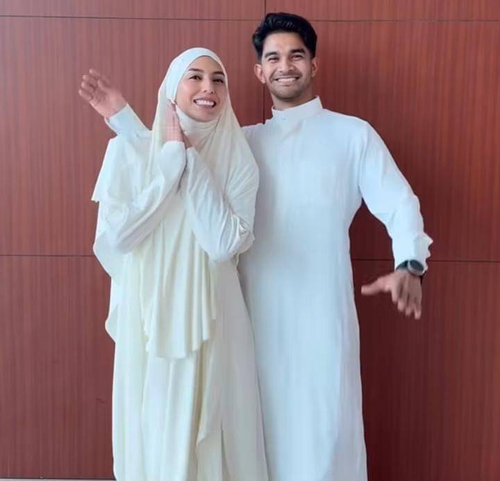 potret Tyas Mirasih umrah pertama kali bersama suami