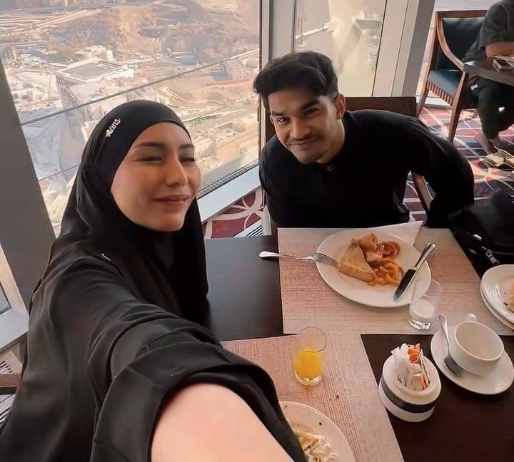 potret Tyas Mirasih umrah pertama kali bersama suami