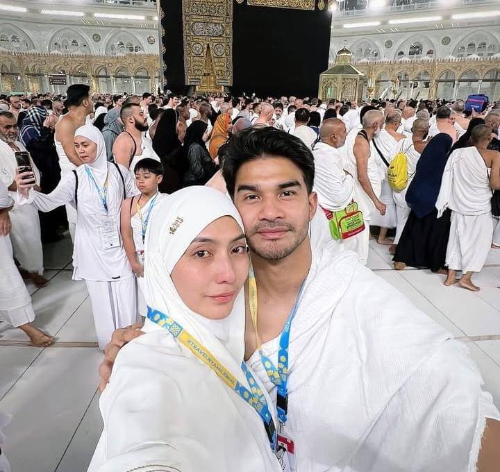 potret Tyas Mirasih umrah pertama kali bersama suami