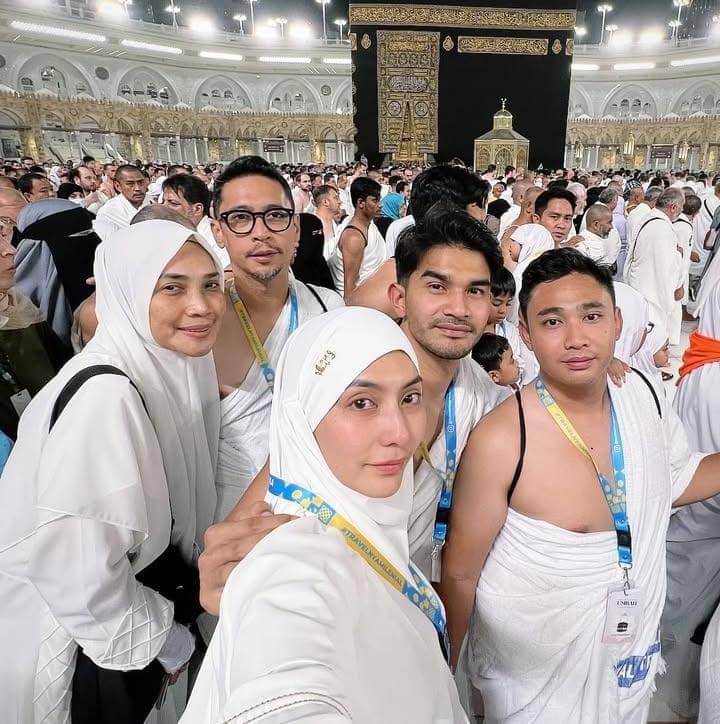 potret Tyas Mirasih umrah pertama kali bersama suami