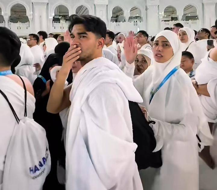 potret Tyas Mirasih umrah pertama kali bersama suami