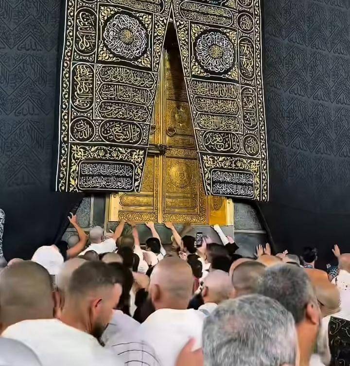 potret Tyas Mirasih umrah pertama kali bersama suami