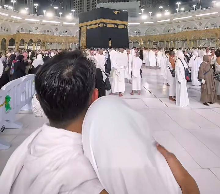 potret Tyas Mirasih umrah pertama kali bersama suami
