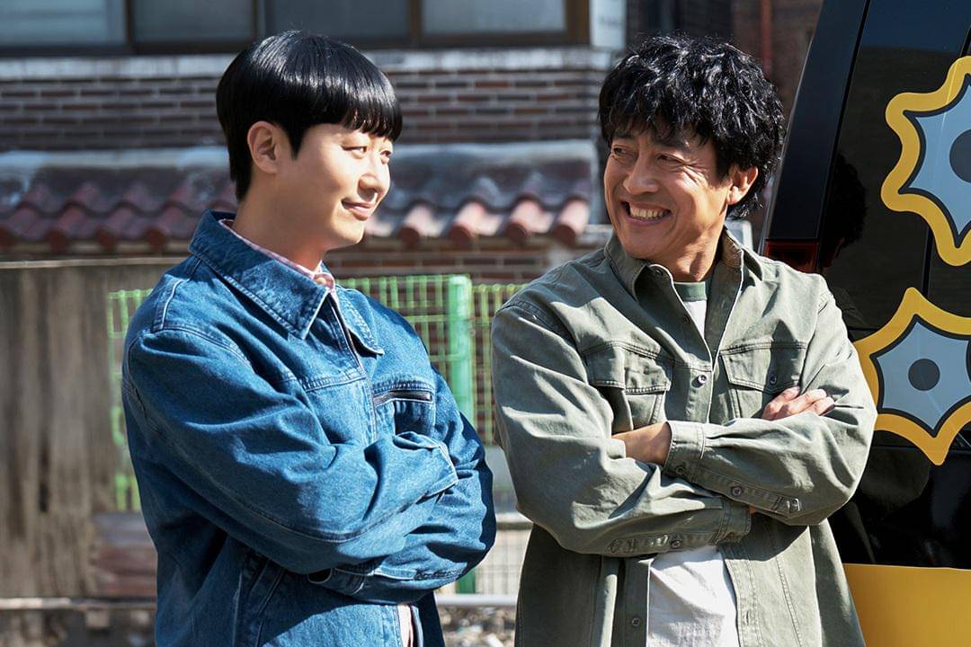 potret Choi Kyung Koo dan Park Jin Eon di still cuts Taxi Driver 3.